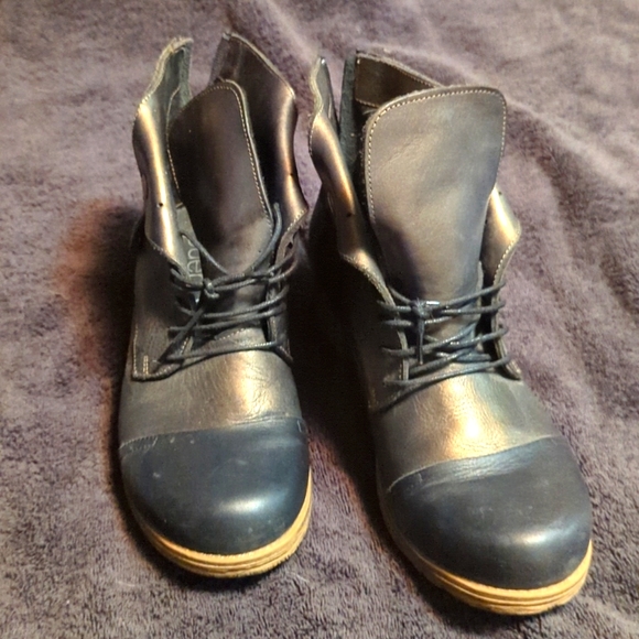 Bueno soft leather ankle boots, sz 38, black and gold - Picture 1 of 4